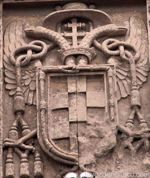 Foto-4.-Blasón-Cardenal-Cisneros